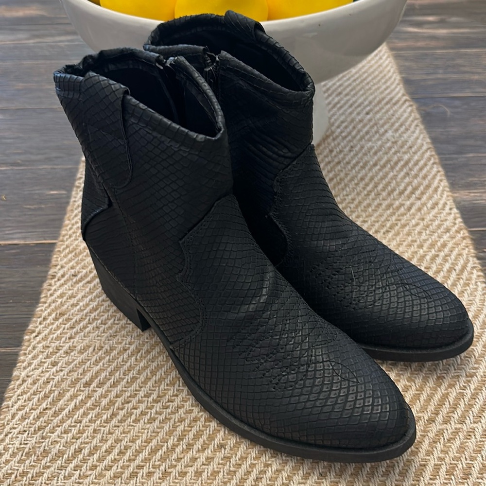 Black snake skin cowgirl boot